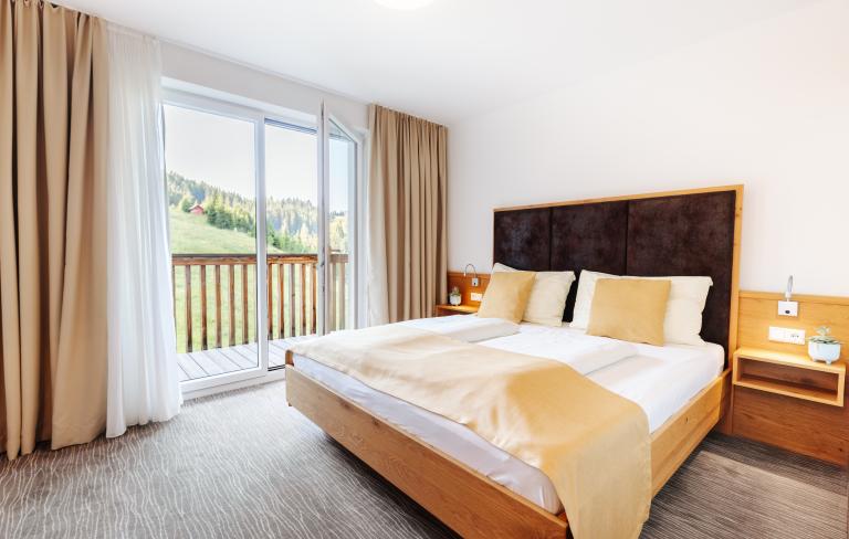 Modernes Doppelzimmer mit Balkonblick im Almhotel Kärnten am Nassfeld