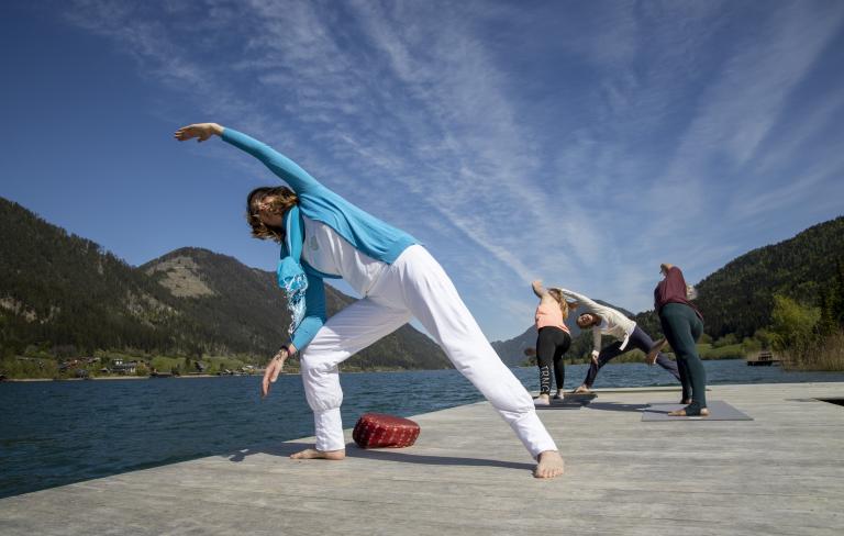 Yoga am Seeufer in der Region Nassfeld