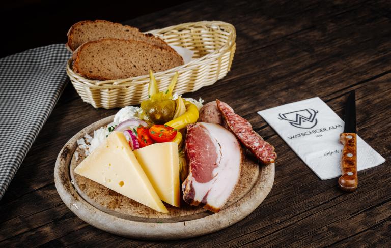 Kärntner Jause mit original Gailtaler Speck und original Gailtaler Almkäse serviert in der Watschiger Alm nahe dem Almhotel Kärnten am Nassfeld