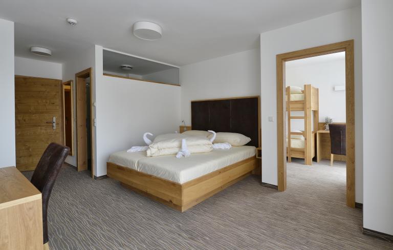 Familienfreundliches Hotelzimmer mit Doppelbett im Almhotel Kärnten am Nassfeld