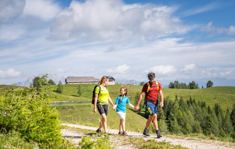 Familienwanderung am Nassfeld in Kärnten in der Nähe des Almhotel Kärnten
