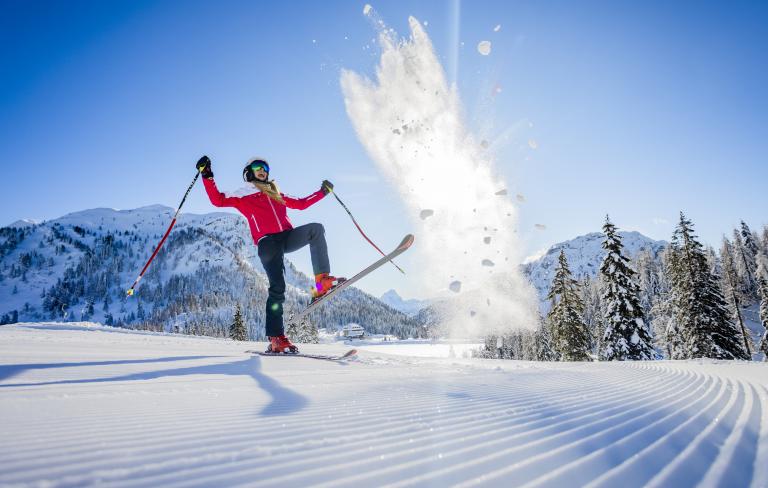 Skivergnügen am verschneiten Nassfeld auf den Pisten in der Nähe des Almhotel Kärnten