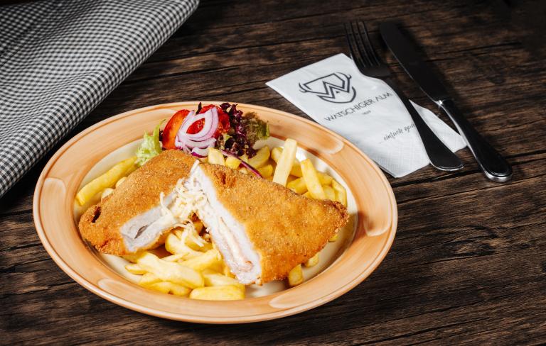 Cordon Bleu mit Pommes Frites serviert in der Watschiger Alm nahe dem Almhotel Kärnten am Nassfeld