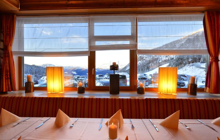 Gemütliches Restaurant mit Bergblick im Almhotel Kärnten am Nassfeld