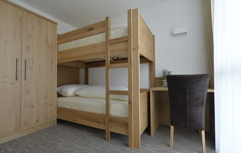 Familienzimmer "Comfort" mit Stockbett im Almhotel Kärnten am Nassfeld