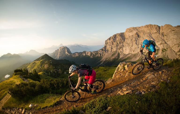 Mountainbiken am Nassfeld mit Blick auf den Rosskofel in der Nähe des Almhotel Kärnten
