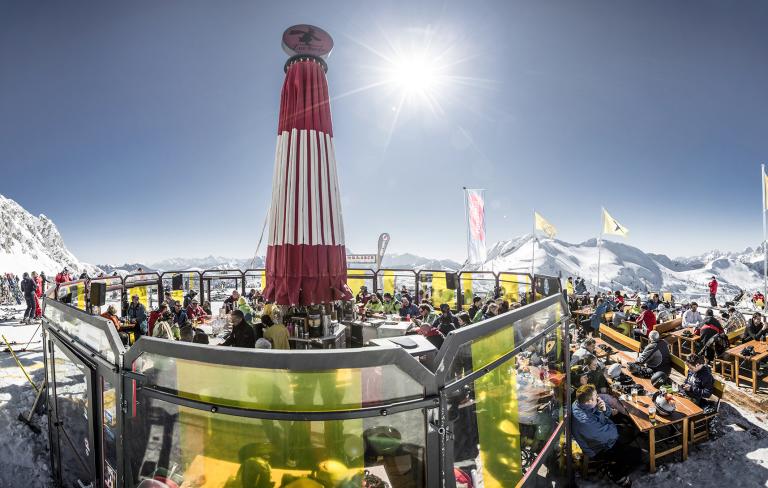 Einkehr-Hit Berghex am Gartnerkofel mit Sonnenterrasse mit Panoramablick auf das Nassfeld und das Almhotel Kärnten