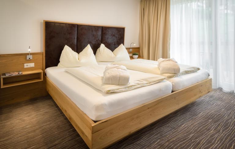 Modernes Doppelzimmer im Almhotel Kärnten am Nassfeld