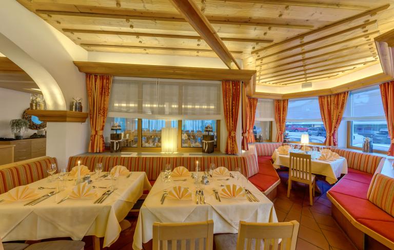 Das gemütliches Restaurant mit Panoramablick im Almhotel Kärnten am Nassfeld