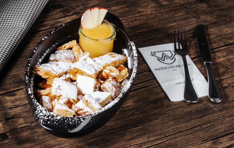 Kaiserschmarrn mit Apfelmus serviert in der Watschiger Alm nahe dem Almhotel Kärnten am Nassfeld