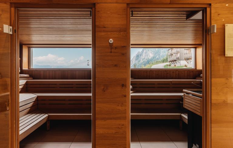 Zwei der modernen Saunen mit Panoramablick im Almhotel Kärnten am Nassfeld