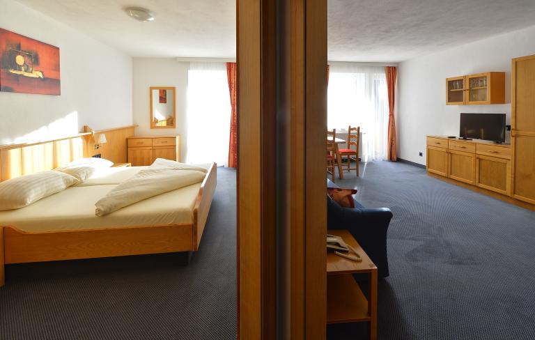 Familienzimmer "Standard" mit getrenntem Schlaf- und Wohnzimmer im Almhotel Kärnten am Nassfeld