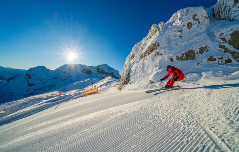 Skifahren auf frisch präparierter Piste am Nassfeld nahe dem Almhotel Kärnten