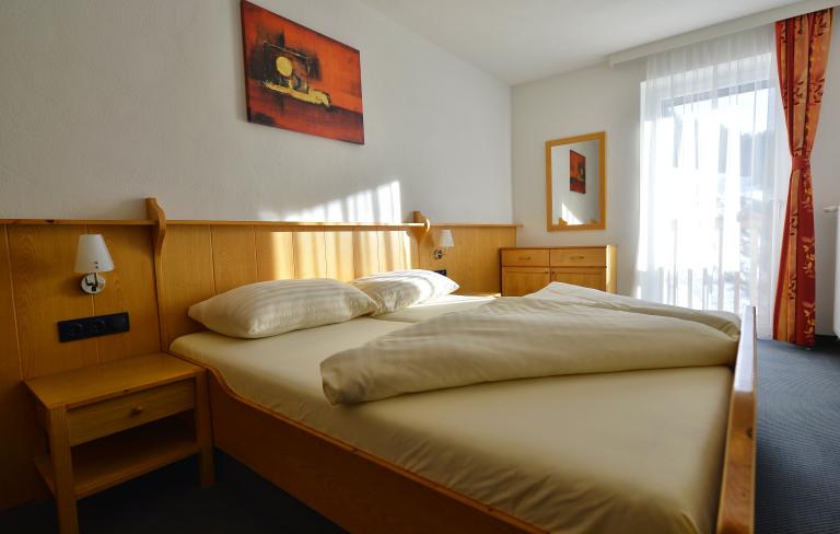 Familienzimmer "Standard" mit gemütlichem Schlafzimmer im Almhotel Kärnten am Nassfeld