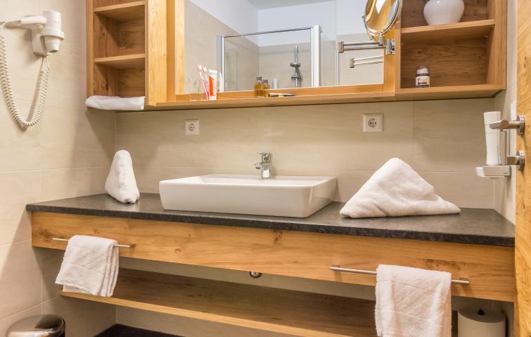 Modernes Badezimmer in den Hotelzimmern des Almhotel Kärnten am Nassfeld