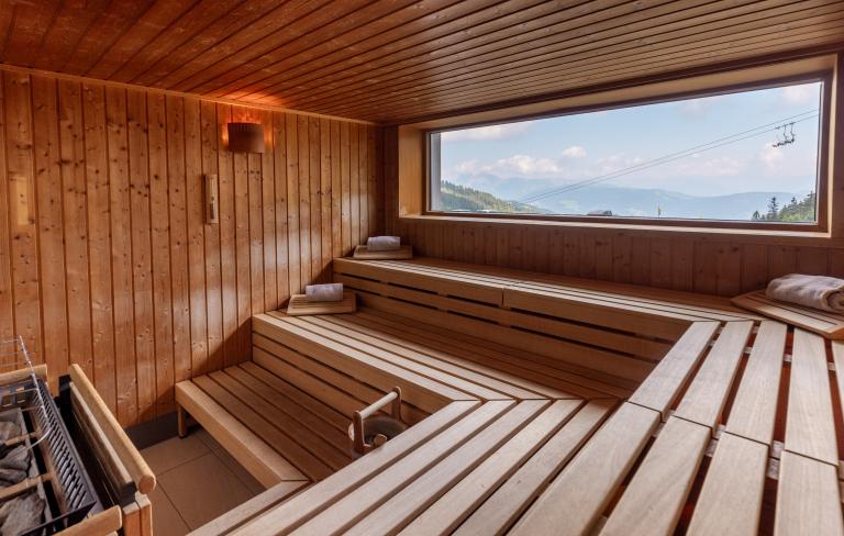 Almhotel K&auml;rnten &ndash; Sauna mit Panoramablick auf die Berge