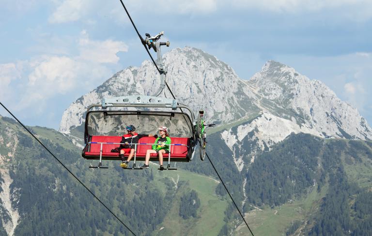 Per Madritschen 6-er Sesselbahn am Nassfeld gelangen Biker auf den Berg