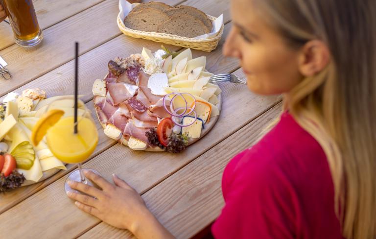Regionale Jause in einer Almhütte am Nassfeld in der Nähe des Almhotel Kärnten