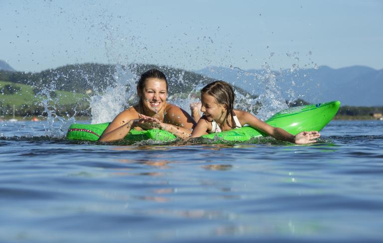 Spaß im Wasser mit Luftmatratze im Pressegger See in der Region Nassfeld