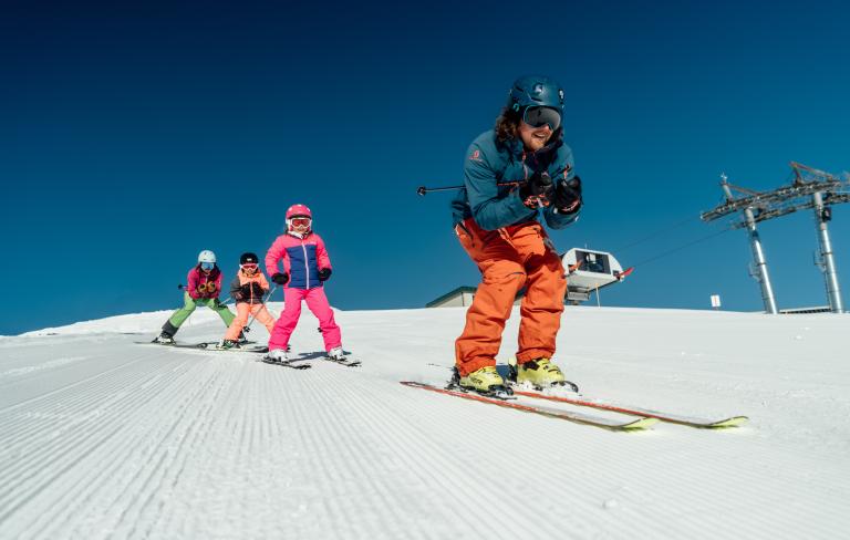 Skikurs für Kinder am Nassfeld, in der Nähe des Almhotel Kärnten